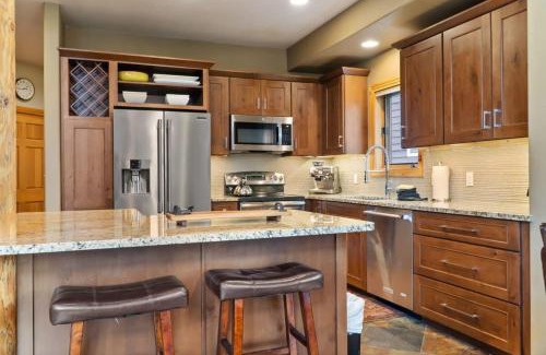 Four O'Clock House | 4BDR Ski in Ski Out by Snowflake Lift