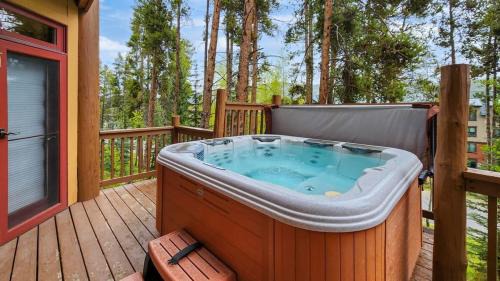 Four O'Clock House | 4BDR Ski in Ski Out by Snowflake Lift