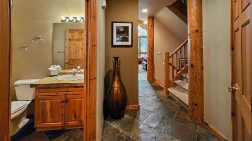 Four O'Clock House | 4BDR Ski in Ski Out by Snowflake Lift