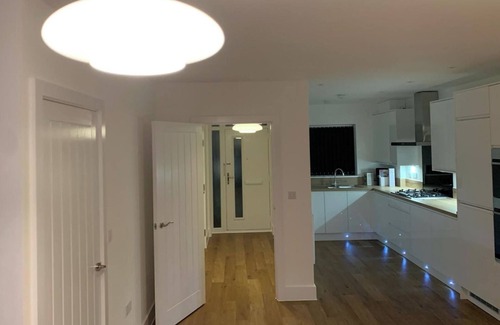 South Ockendon House | 4bed House - Direct Links Into Central London