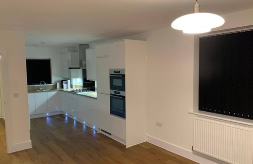 South Ockendon House | 4bed House - Direct Links Into Central London