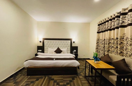 Gadherni Apartment | 4BHKitchen I MountainView I Pet Friendly I Garden