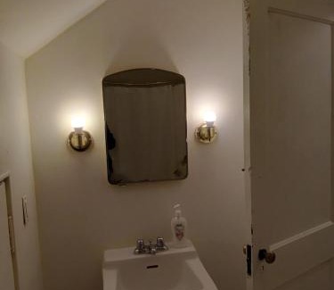 Upper Darby House | 4BR 2 baths home Near Train Shopping and Dining