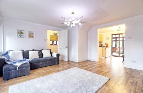 Rivenhall House | 4br 2bath House With Free Parking In Rivenhall