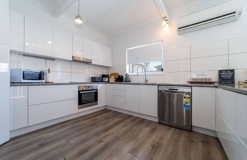 Pialba House | 4BR Coastal Retreat with Pool – Sleeps 10 – Family Friendly