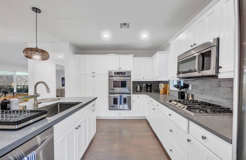 Los Angeles House | 4BR Hilltop Villa by Universal Studios with Pool and Jacuzzi Amazing Views