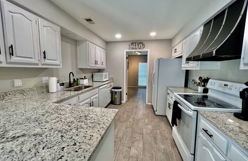 Universal City House | 4BR Universal City Relocation Housing W/D WiFi