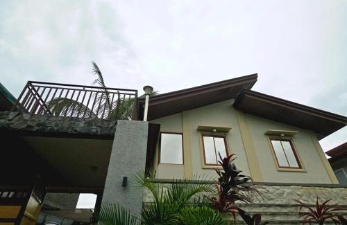 Malabag House | 4BR Villa with Private Pool & Roof deck
