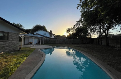 Universal City House | 4BR w/Pool Furnished Extended Stay near Randolph AFB Wi-Fi W/D