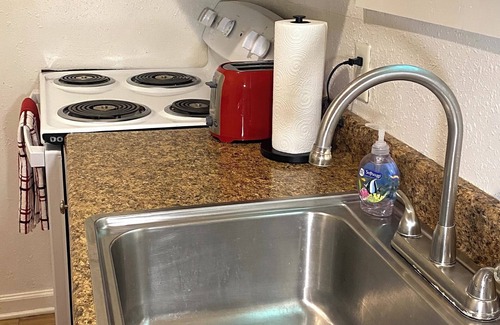 Wyandotte Apartment | 4Mi Downtown, Near Airport & Major Attractions, The Green House Unit A