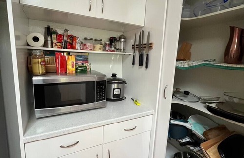 Watson House | 5+1 BRs/3 Bathrooms/NBN Wifi/Free Secure 5-6 Parking