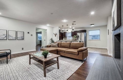 Park Central House | 5-BD,2-BA Spring Valley Park Home w Backyard Fun