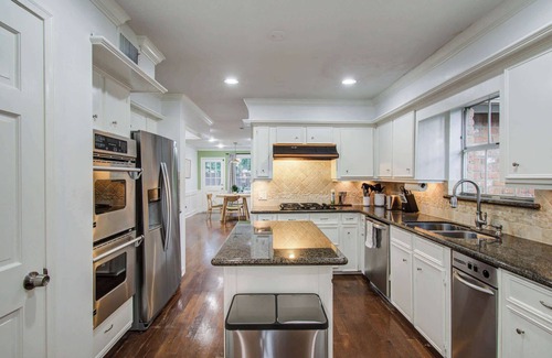 Barker House | 5-BD/3.5-BA Grand Getaway + Backyard Pool Paradise