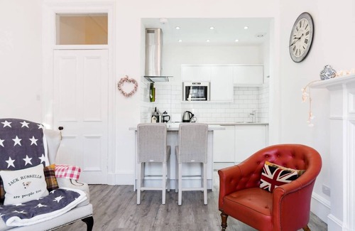 Comely Bank Apartment | 5*Beautiful&Vintage, spacious in chic location!