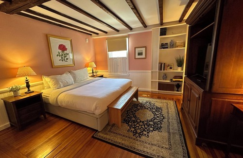 Yachting Village Hotel | 5 Bed, 5 bath, 3 pullout sofas, 1 daybed, Dog friendly, & parking on Historic Spring St.