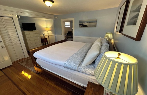 Yachting Village Hotel | 5 Bed, 5 bath, 3 pullout sofas, 1 daybed, Dog friendly, & parking on Historic Spring St.