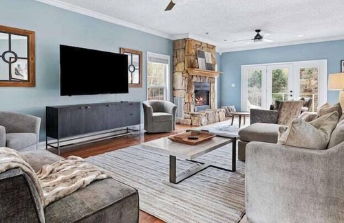 Candler Apartment | 5 Bedroom 682753 by Houzlet