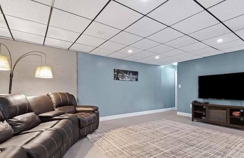 Candler Apartment | 5 Bedroom 682753 by Houzlet