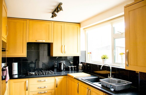 Tilbury House | 5 bedroom house sleeps 11! FREE parking! 5 mins away from Tilbury Docks