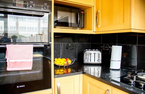 Tilbury House | 5 bedroom house sleeps 11! FREE parking! 5 mins away from Tilbury Docks