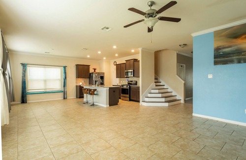 Leander House | 5-bedroom house + trampoline +bouncing house + living room for gathering of 30+