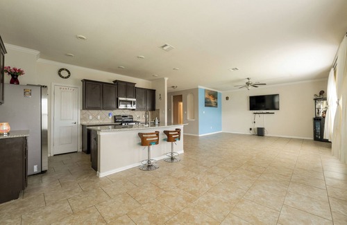 Leander House | 5-bedroom house + trampoline +bouncing house + living room for gathering of 30+