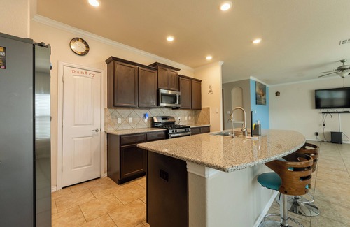 Leander House | 5-bedroom house + trampoline +bouncing house + living room for gathering of 30+