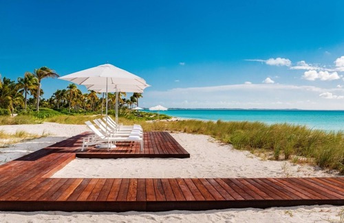 Leeward Settlement Villa | 5 Bedroom Luxury modern and elegant beach house located along Grace Bay Beach