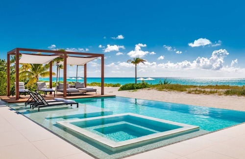 Leeward Settlement Villa | 5 Bedroom Luxury modern and elegant beach house located along Grace Bay Beach