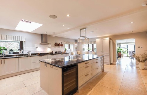 Goole House | 5 bedroom luxury retreat set in 1.3 acres of landscaped grounds with hot tub