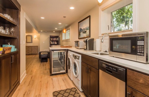 North Queen Anne House | 5-bedroom vacation home just 4 minutes drive to Seattle Cruise Ship Terminal 91