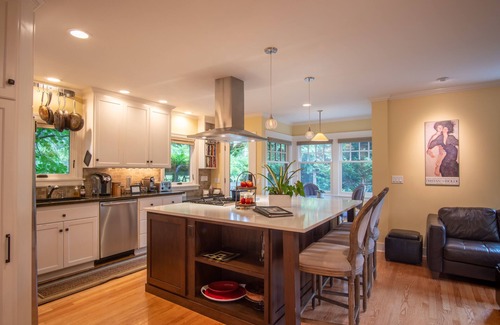 North Queen Anne House | 5-bedroom vacation home just 4 minutes drive to Seattle Cruise Ship Terminal 91