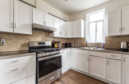 Kensington-Cedar Cottage House | 5 bedroom, whole house, totally private and centrally located