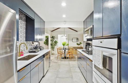 DeSoto House | 5-BR Relaxing Retreat with Pool Hot tub Fire Pit