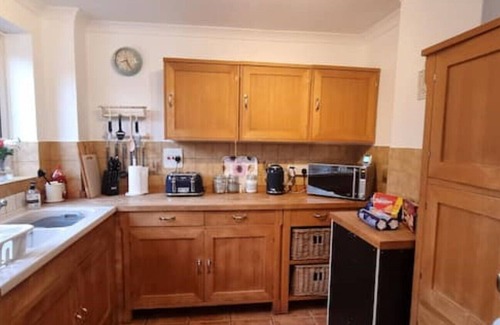 Waltham Cross House | 5 double beds in a detached house in Cheshunt with free parking.
