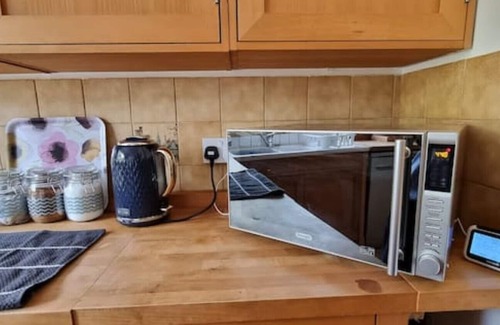 Waltham Cross House | 5 double beds in a detached house in Cheshunt with free parking.