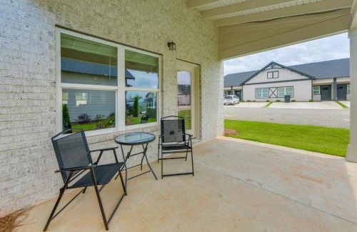 Opelika House | 5 Mi to Auburn University Sleek Townhome with Patio