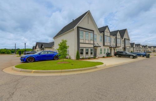 Opelika House | 5 Mi to Auburn University Sleek Townhome with Patio