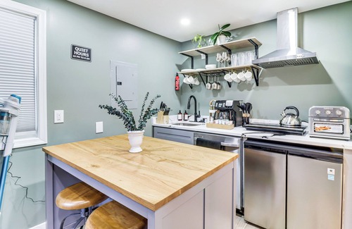 Oxon Hill Apartment | 5 Mi to National Harbor: Stylish Apt w/Patio!