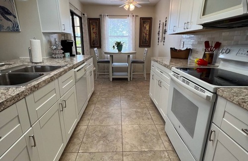 Englewood East House | 5 Miles to Beaches - Cozy Home with Sunroom