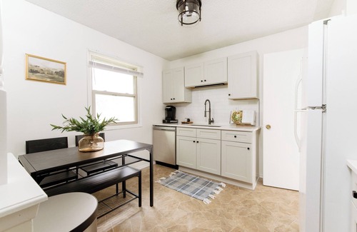 Altoona House | 5 Min to Adventureland and Casino - Fenced in yard