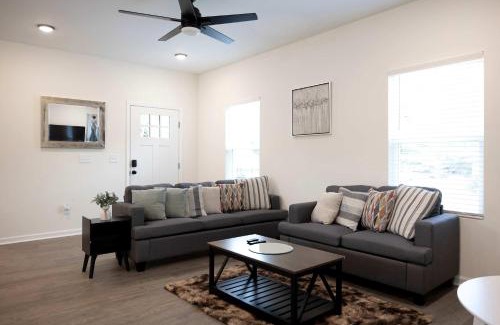 Burlington House | 5 Min to Downtown - 12 to Elon - Deck - Wi-Fi