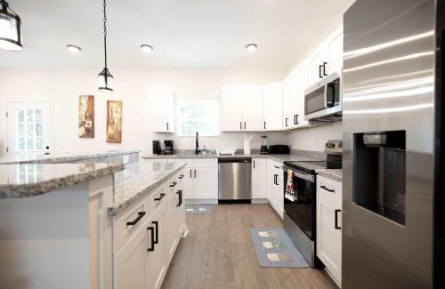 Burlington House | 5 Min to Downtown - 12 to Elon - Deck - Wi-Fi