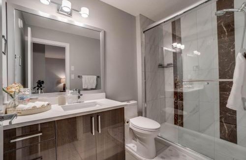 North Central Edmonton House | 5 min to Rogers Pl, 3 bd/2.5 bath w/ free Parking