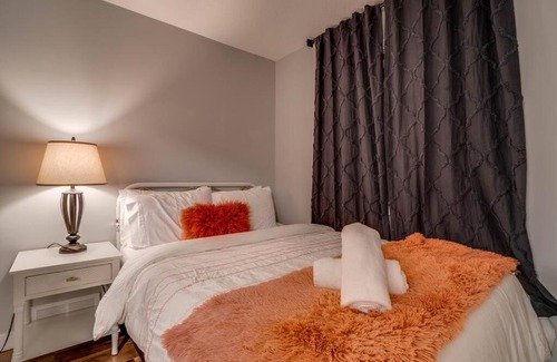 North Central Edmonton House | 5 min to Rogers Pl, 3 bd/2.5 bath w/ free Parking