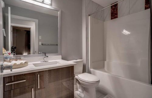 North Central Edmonton House | 5 min to Rogers Pl, 3 bd/2.5 bath w/ free Parking