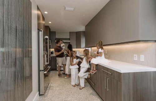 Coral Heights House | 5 mins to Beach Pool & Tiki Hut BBQ