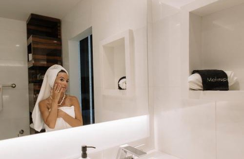 Coral Heights House | 5 mins to Beach Pool & Tiki Hut BBQ