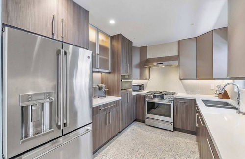 Coral Heights House | 5 mins to Beach! Pool & Tiki Hut | BBQ