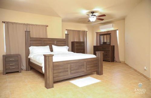 Leeward Settlement House | 5 mins to Beach Pool BBQ Dedicated Workspace